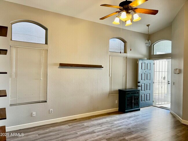 Foto del edificio - 3438 E Rockwood Dr