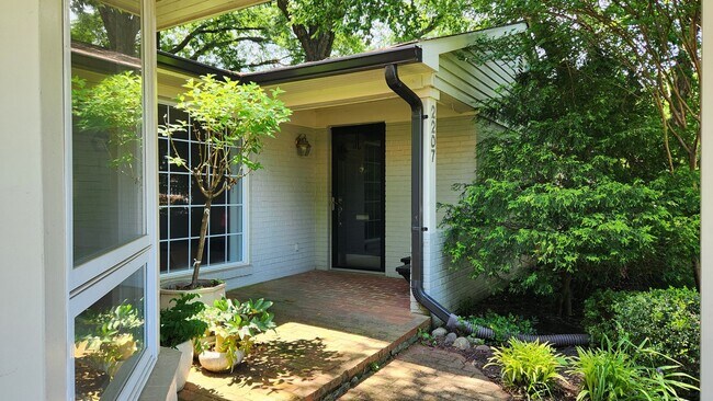 Foto del edificio - Rare Opportunity In Belle Haven Neighborhood - Yard Work Included in Rent