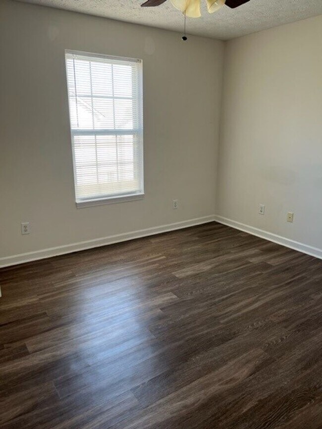 Foto del edificio - Spacious 2-Bedroom Townhouse with Garage