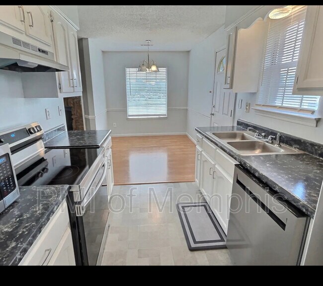 Building Photo - 5595 Oak Branch Cir N