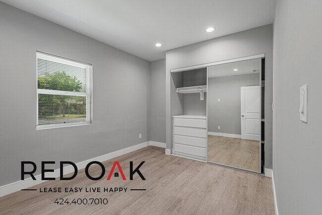 Building Photo - Charming Three Bedroom Walk-Up with Lots o...