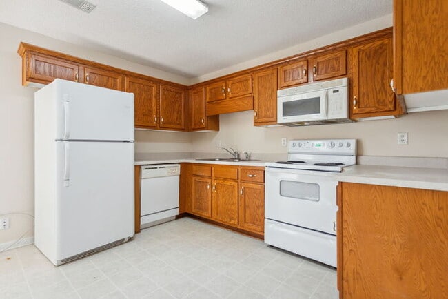 Building Photo - Cozy townhome with attached garage