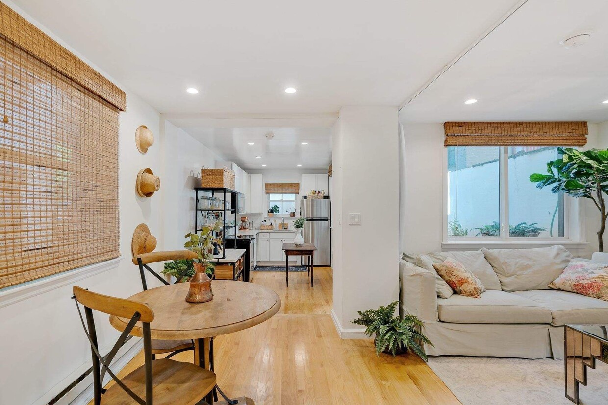 Photo - 114 E 62nd St (New York, NY)