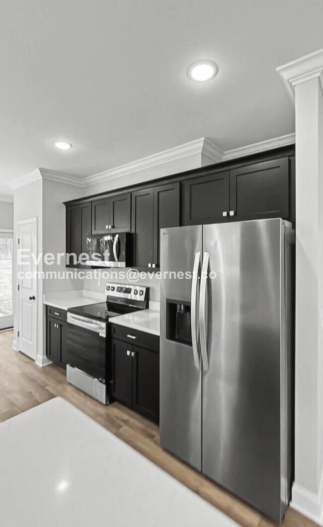 Foto del edificio - 2 Bed/2 Bath Townhome with Off-Street Parking / Pet-Friendly / Available Now!