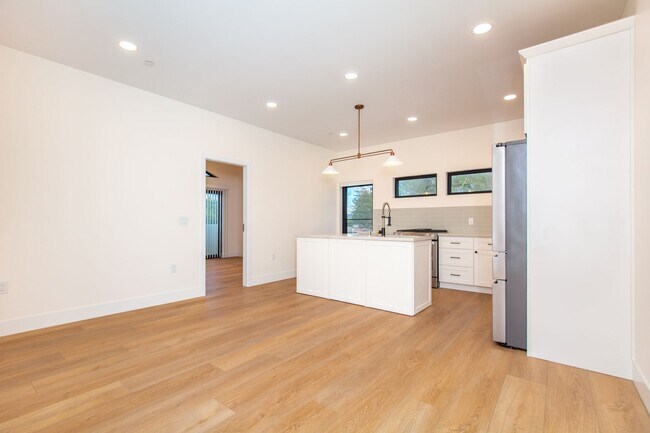 Building Photo - N Mountain View Dr / 34th St