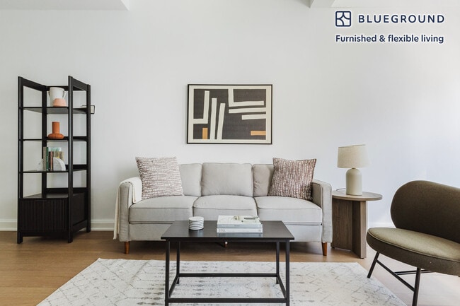 Building Photo - 300 E 57th St