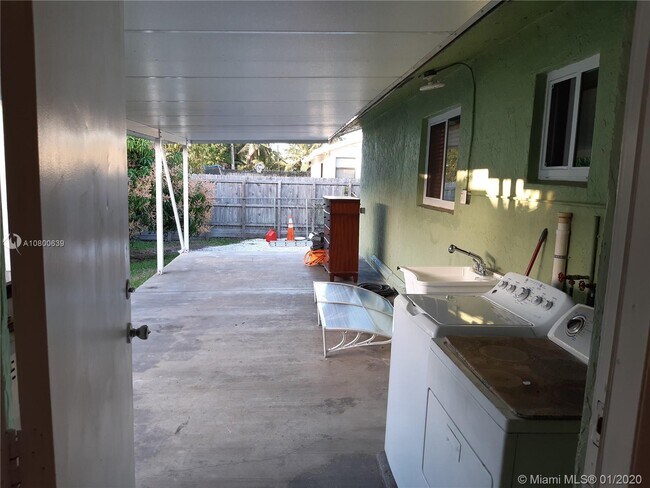 Building Photo - 1710 SW 98th Ave