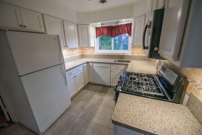 Kitchen - 2207 Sulgrave Ave