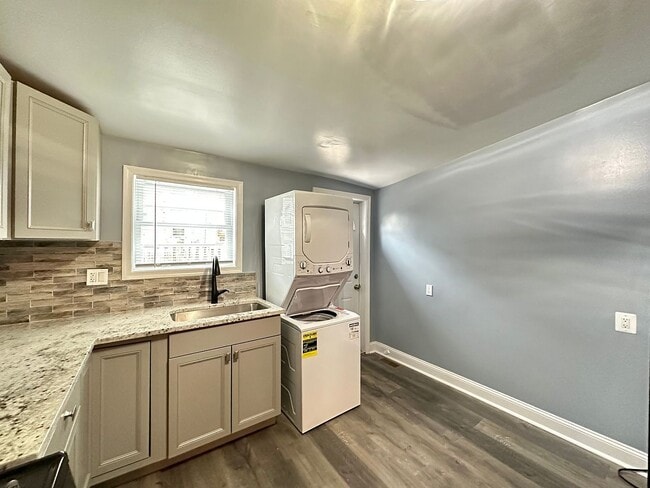 Building Photo - 76 Thorncrest Cres