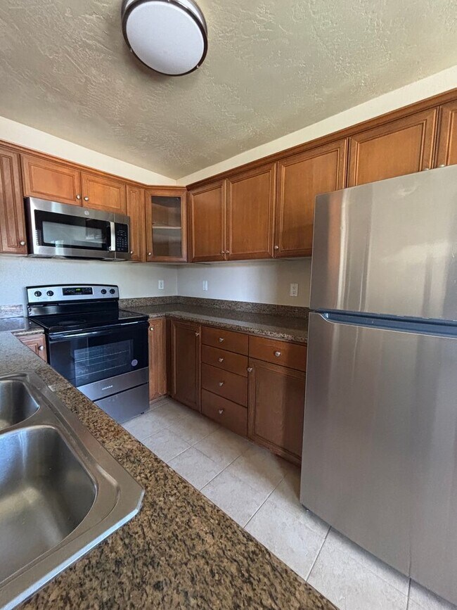 Foto del edificio - Charming 2 Bedroom, 1 Bathroom Apartment in a Convenient Location