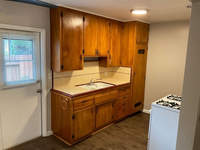 Photo - 615 -619 South Glassell Apartment
