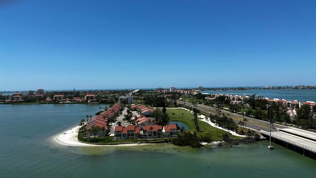 Foto del edificio - 5220 Brittany Dr S