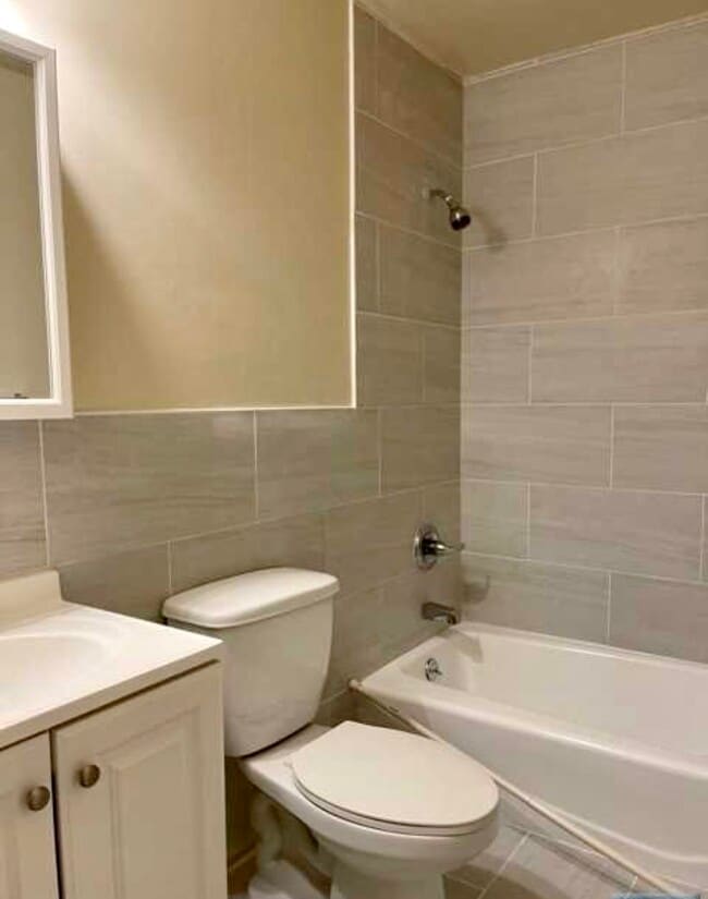 Foto del edificio - 220 Meadow Ln