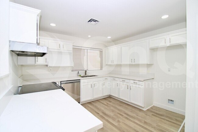 Foto del edificio - 8749 E Belleview St