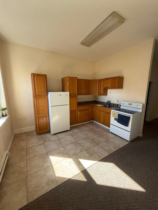 Building Photo - 662 Main St