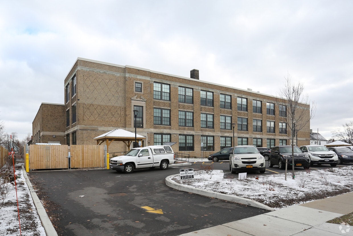 Foto del edificio - 429 Plymouth Ave