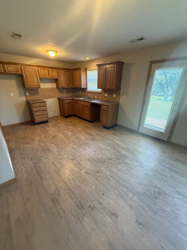 Building Photo - Spacious 3 bedroom, two level duplex in Raymore with new flooring!