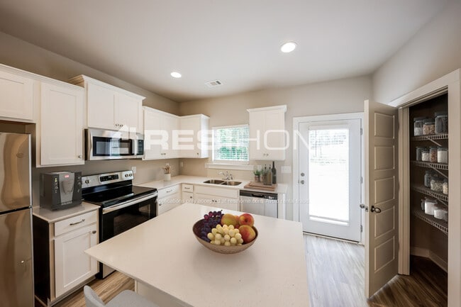 Building Photo - 10977 Woodland Dr