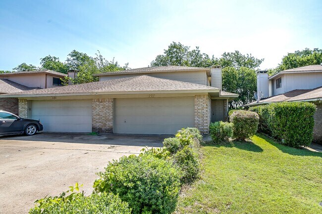 Foto del edificio - One side of 2 story duplex available-  3 b...