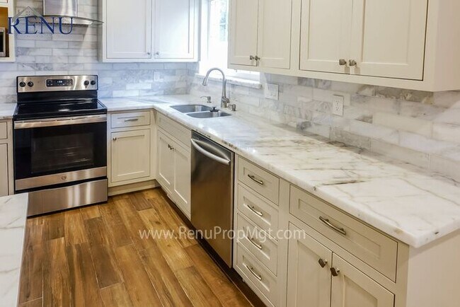 Building Photo - AVAILABLE NOW! Spacious 4 Bedroom House in...