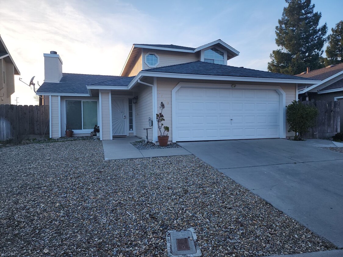 Primary Photo - 3 Bedroom 2 Bath in HOA Community with Com...