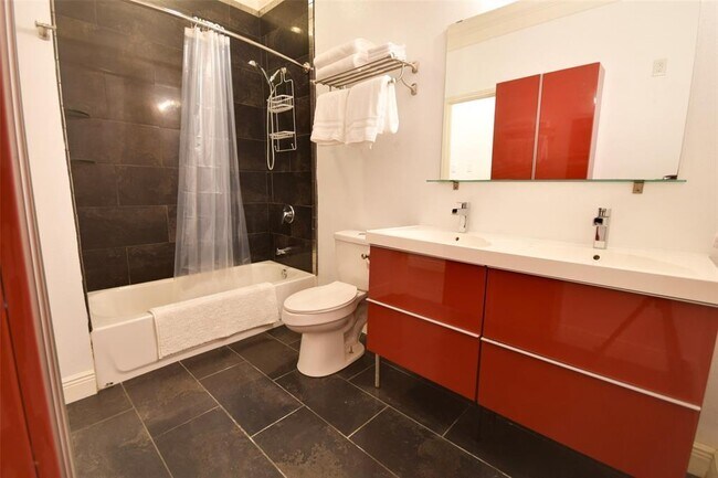 Building Photo - 2121 Common St