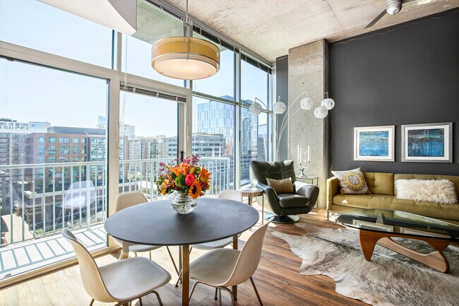 Área de estar - 1700 Bassett St