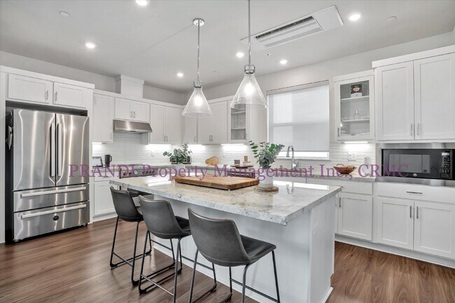 Foto del edificio - Stunning Newer Home with Quality Finishes,...