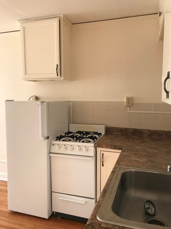 kitchen - gas stove/oven and refrigherator - 1522 Saint Clair Ave