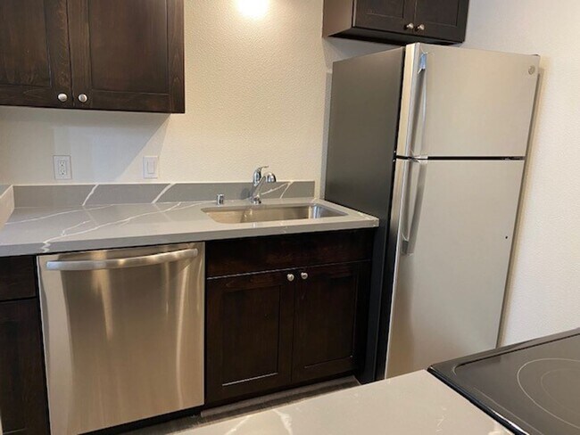 Building Photo - Updated 2bed/1bath Apartment in Redmond!