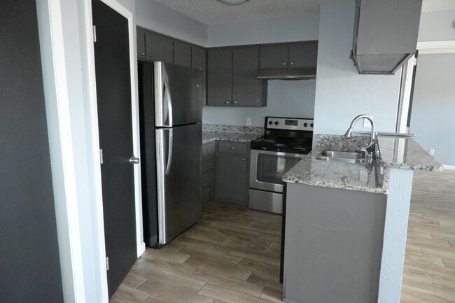 Building Photo - 608 S Broadway St