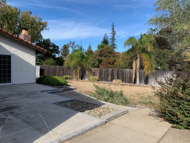 Building Photo - Mature dog considered. Nice home, convenient location off Placer & Wisconsin, Rdg.