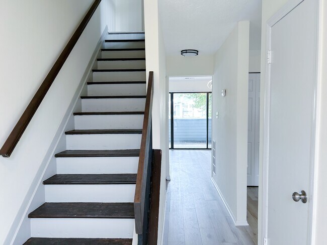 Building Photo - 5794 Village Green Dr