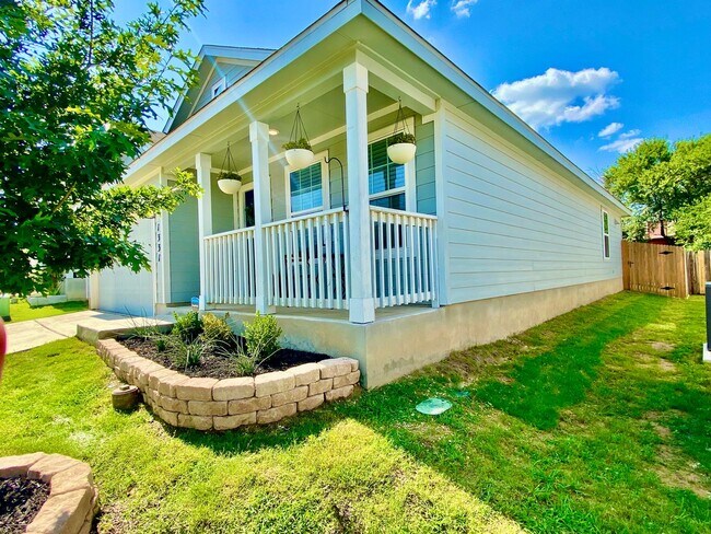 Foto del edificio - **APPLICATION RECEIVED** AVAILABLE NOW! 3 ...