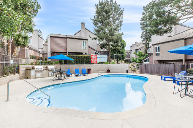 Área de piscina - Canyon Crest Views Apartments