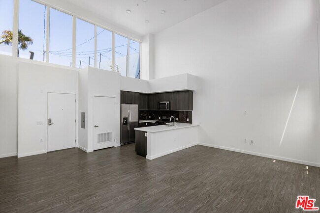 Building Photo - 5750 Hollywood Blvd