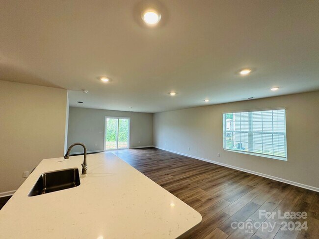 Building Photo - 140 Brentwood Dr