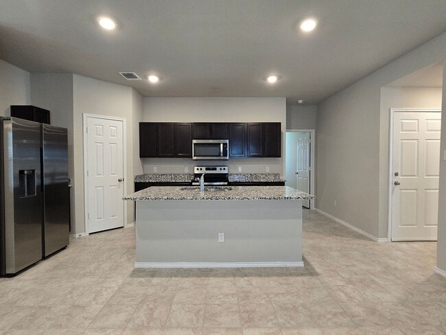 Foto del edificio - NEW IN MANAGEMENT - AVAILABLE NOW!