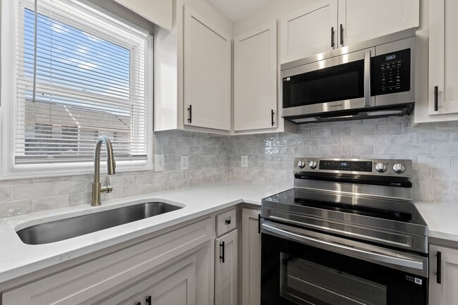 Building Photo - 365 E Williams St