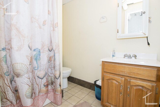 Foto del edificio - Large Apartment. In-Unit Washer and Dryer,...