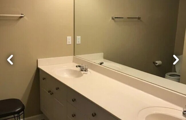 Building Photo - N. Dean Townhome