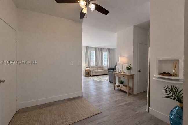 Foto del edificio - 7421 Carlyle Ave