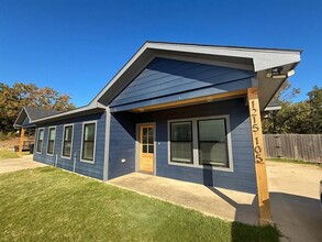 Building Photo - 1215 Oak Dr