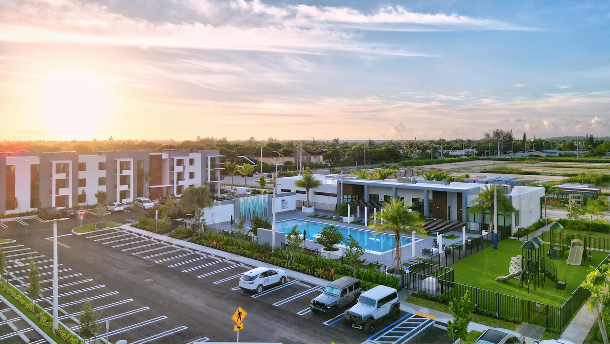 Casa club y el área de la piscina - The Avenue at Naranja