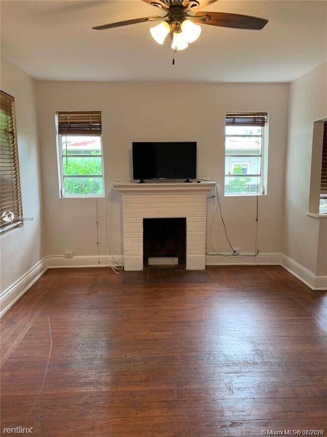 Building Photo - 2 br, 1 bath Condo - 373 NE 125th St