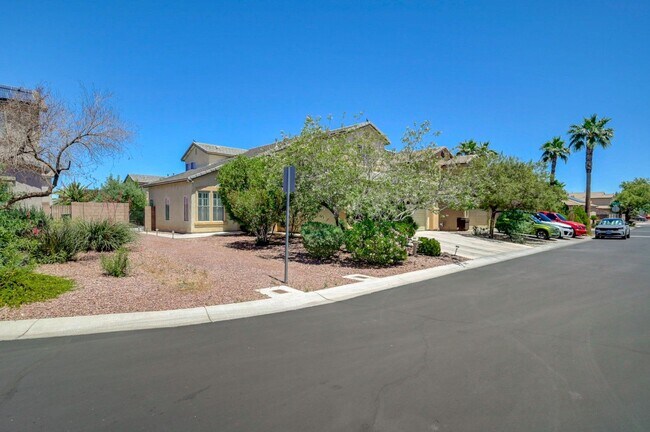 Foto del edificio - STUNNING 4 Bedroom, 2 Story Home featuring...