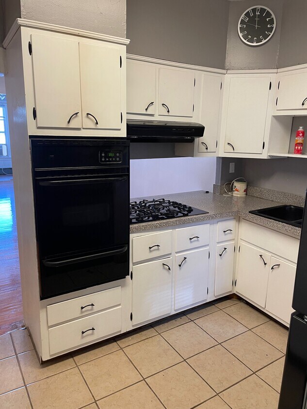 Kitchen - 2116 N Wanamaker St