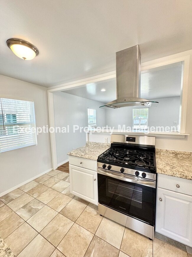 Building Photo - Ready to move in 2 bedroom 1 bath home