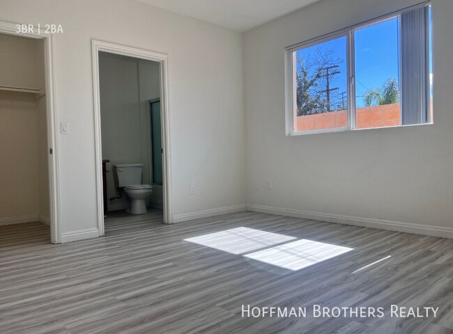 Foto del edificio - 6829 Simpson Ave