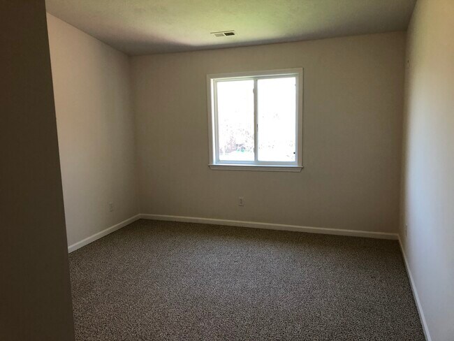 Dormitorios espaciosos - 806 Carom Cir